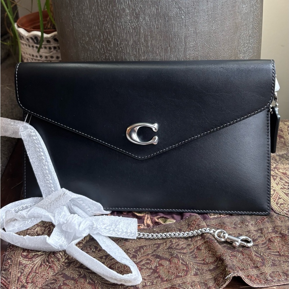 Authentic Coach 1941 black Leather flap magnetic closure Clutch/Crossbody - Picture 1 of 11